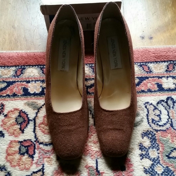 Jones New York Shoes - Brown fabric pumps